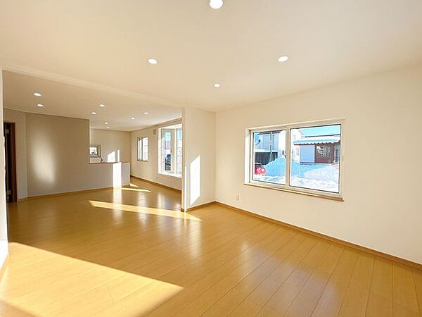 【リフォーム済　リビング】和室続き間を解体してリビングを拡張いたしました。20帖以上のリビングへリフォームいたしました。