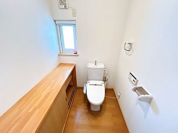 【RF中　トイレ】トイレも新品に交換します。収納スペースもついているトイレは嬉しいですね。