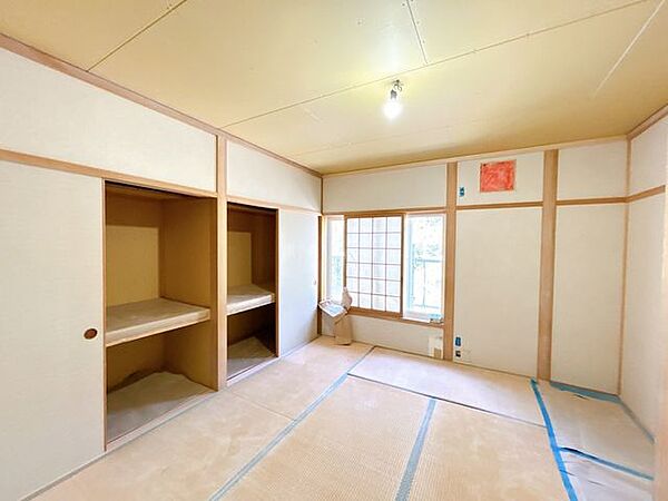 【RF中　居室】北側6畳の和室になります。畳はフローリングと比べ柔らかいため、お子様、高齢の方でも安心ですね。
