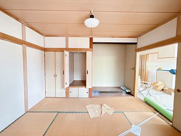 【RF中　居室】中央部にある6畳の和室になります。廊下を挟みますが、窓が大きいため日も入って明るいお部屋になります。