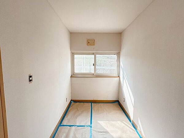 【RF中　書斎】寝室から入れる書斎になります。物置としても使えますし、作業スペースにも使うことができます。