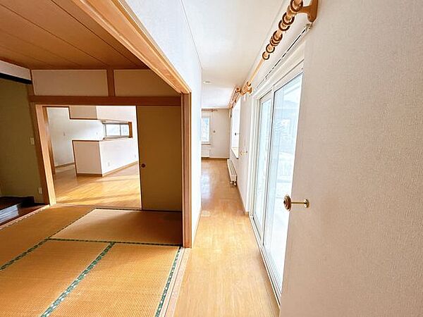 【RF中　廊下】廊下の写真になります。こちらも広々としているので、開放感を感じられますね。