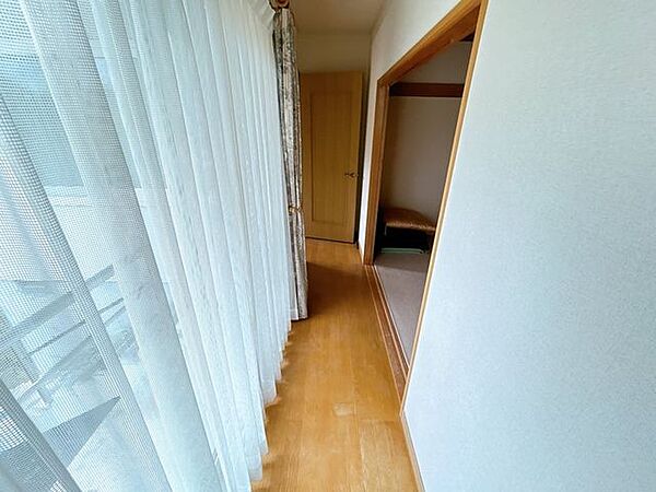 【RF中　廊下】リビングから10帖の洋室につながる廊下になります。日当たりのよさが感じられますね。