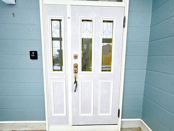 【リフォーム後 玄関】玄関ドアも新品に交換しました。建物の入り口がきれいになると見栄えも良くなりますね。