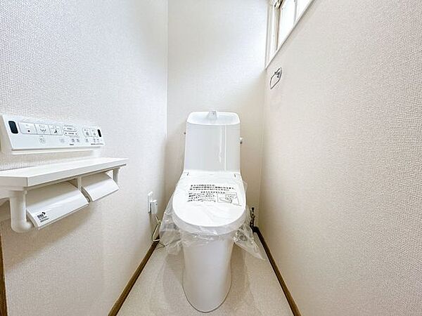 【リフォーム後 トイレ】トイレは一式新しく交換しました。新しい生活にピッタリです。天井・壁のクロスは張り替え、床のクッションフロアも貼替えています。
