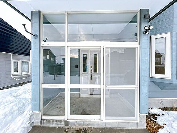 【リフォーム後 玄関】風除室の写真になります。冬場は雪を払えるスペースにもなり、北海道では助かるスペースになりますね。