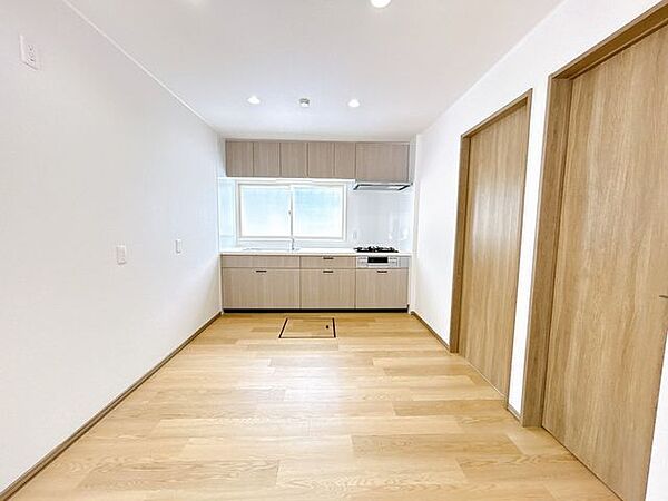 【リフォーム後　 キッチン】キッチンの別角度の写真になります。十分なスペースがあり、開放感のある空間になっています。