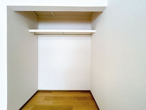 【リフォーム後　 収納】1階洋室の収納スペースになります。クローゼット付きのお部屋で余計な物を置かずに済むのでお部屋を広くお使いいただけます。