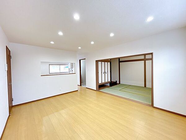 【リフォーム後　リビング】別角度からのリビング写真になります。広さは10帖と使いやすく動線も確保しやすいです。