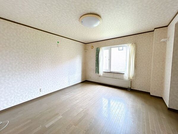 【現況写真】1階南側にある10畳の帖室です。ベッドと収納家具を配置しやすい、整った形の洋室です。収納もある部屋なの使い勝手の良い洋室です。