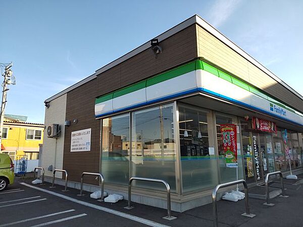 ファミリーマート滝川大町4丁目店 ファミリーマート滝川大町2丁目店まで500m。(徒歩7分)ちょっとした買い物にも便利ですね。 460m