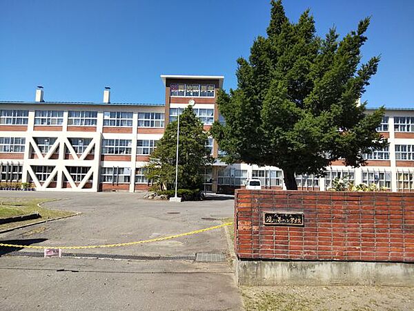 滝川市立滝川第一小学校 滝川市立第一小学校まで750m(徒歩11分)通学にはちょうどいい距離ですね。 960m