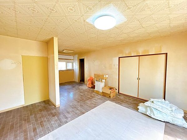 【RF中　リビング】別アングルになります。家具配置がしやすく、使い勝手の良い整形の間取りです。和室ともつながっているので、襖を開けると開放的な空間が広がります。