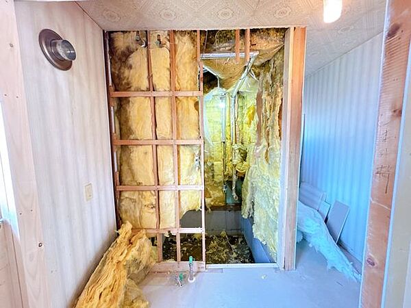 【RF中　浴室】広さは約一坪のユニットバスになります。足を伸ばしてゆったり半身浴が楽しめます。毎日のお風呂が楽しみになりますね。