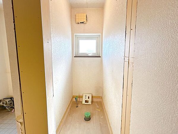 【RF中　トイレ】1階のトイレの写真です。窓付きで、自然換気が可能です。