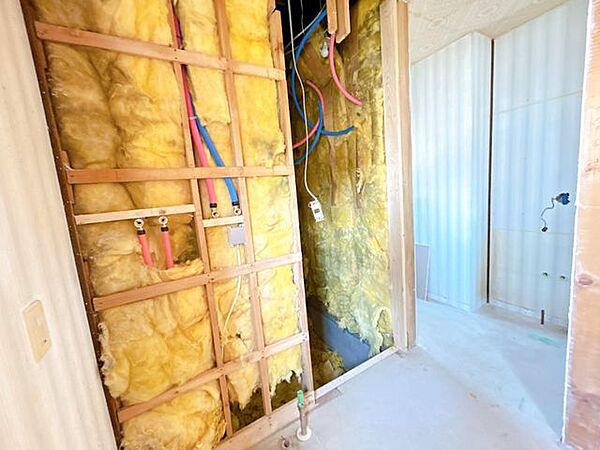 【RF中　洗面脱衣所】脱衣場の写真です。トイレと別空間のため、来客時にも使いやすい間取りです。
