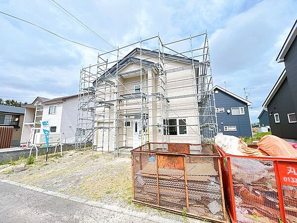 【RF中　外観】駐車場側から見た外観です。前面スペースにゆとりがあり、切り返しも行いやすいです。大きなお車も出し入れが簡単にできます。