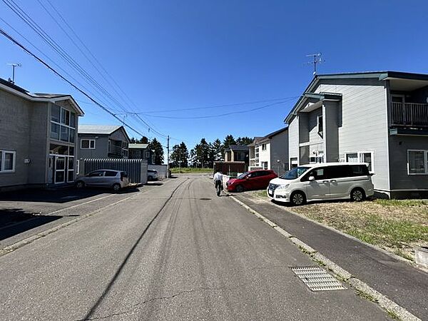 【RF中　外観】前面道路の幅員は約9ｍです。大きな車も楽々走行することができます。冬場の運転も安心です。