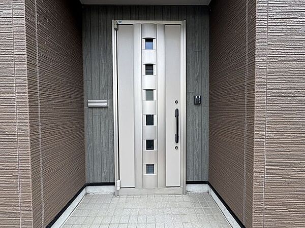 【現況写真】玄関ドアの写真です。玄関はお家の顔となる部分、お客様が最初に目にする場所だからこそ、第一印象が大切ですね。