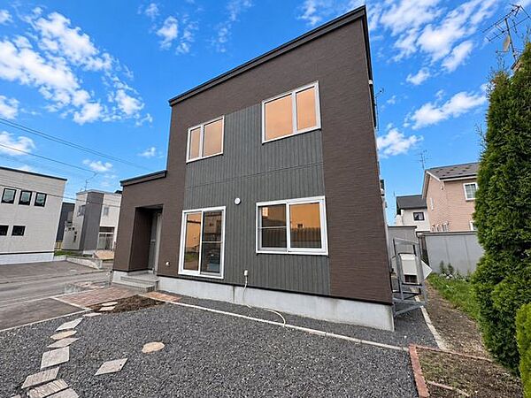 【現況写真】外観の別角度からの写真になります。