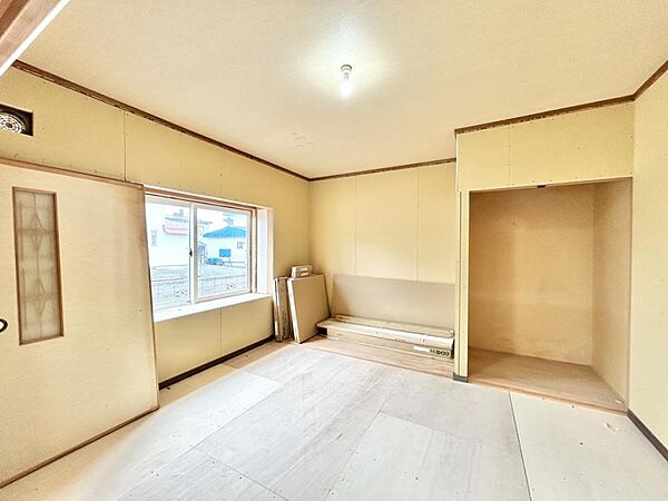 【リフォーム中　1階西側和室】1階西側にある約6畳の和室です。こちらのお部屋は和室から洋室にリフォームします。仕上がりをお楽しみに。