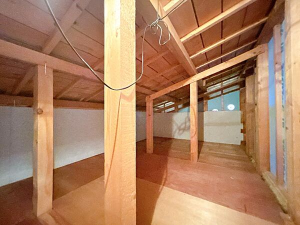 【リフォーム中　屋根裏】2階小屋裏です。こちらも収納スペースにいかがでしょうか。