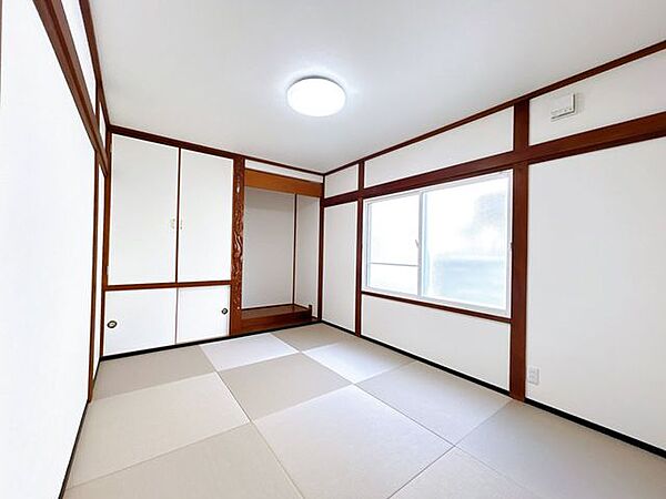 【リフォーム済】1階約6帖和室は、畳を灰桜色の和紙畳へ交換いたしました。天井、壁はクロスを張替えました。