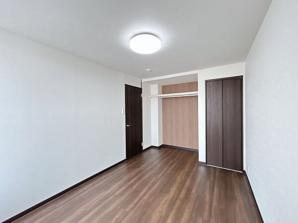 【リフォーム済】北東側2階約6帖洋室は天井、壁のクロスを張替え、床はクッションフロアを重ね張りいたしました。
