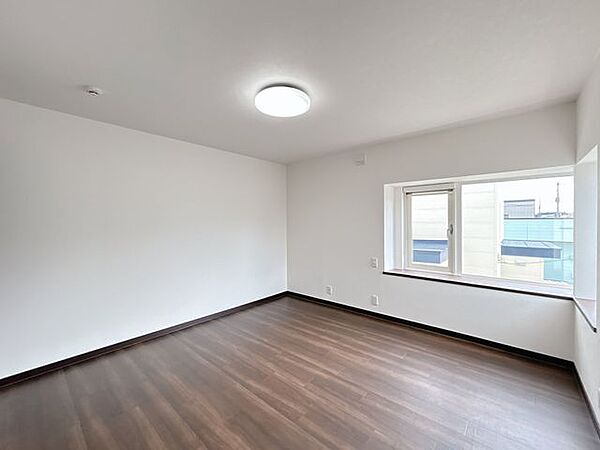 【リフォーム済】2階約8帖洋室は、大きな窓からあたたかな日脚が入るお部屋です。こちらは窓台を交換し、天井、壁のクロスを張替え、床はクッションフロアを重ね張りいたしました。