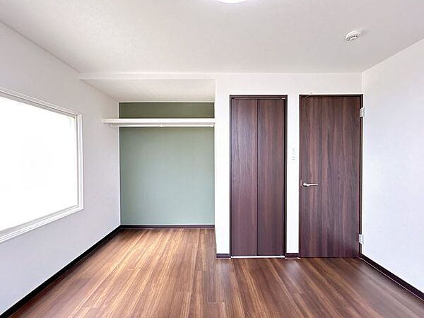【リフォーム済】南側2階洋室約6帖別アングルです。収納は通常のクローゼットとオープンクローゼットと採用いたしました。