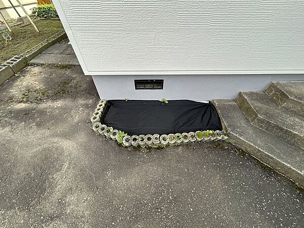 【リフォーム済】玄関前の庭は植物を選定し、スッキリした状態に変更いたしました。