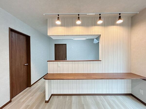 【ダイニング】カウンターを新たに設置し、ライティングレールと照明器具を設置したため、食卓が楽しみな空間になりそうです。