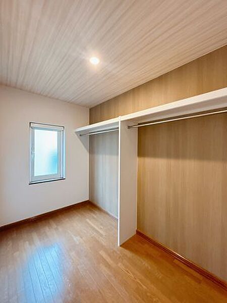 【収納】使用感のある収納棚は作り変えて照明器具を交換しクロスを貼りかえました。