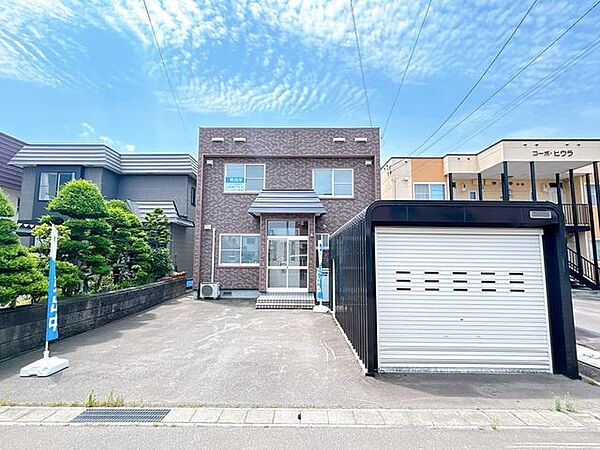 【現況写真】外観は落ち着いた印象で、周囲の街並みに調和しています。地面は仕様コンクリートなので、足元も安全です。