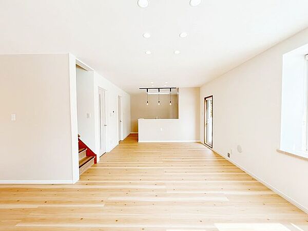 【リフォーム完成済】リビングの写真です。南向きの大きな窓からあたたかい日差しが入る空間です。天井・壁のクロスを貼り替えしたので、部屋全体が明るくなりました。キッチンは対面式ですので、リビングで遊ぶお…
