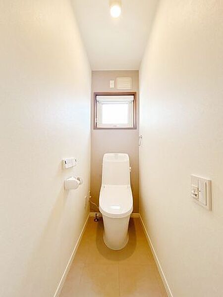 【リフォーム完成済】1階トイレは温水洗浄便座トイレに新品交換しました。直接お肌に触れる部分なので、新品だと嬉しいですね。便座は温度調整ができるので、寒い冬場でも安心して利用できます。