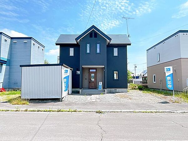 【リフォーム完成済】別アングルからの外観写真です。住宅左手には大型の物置があります。