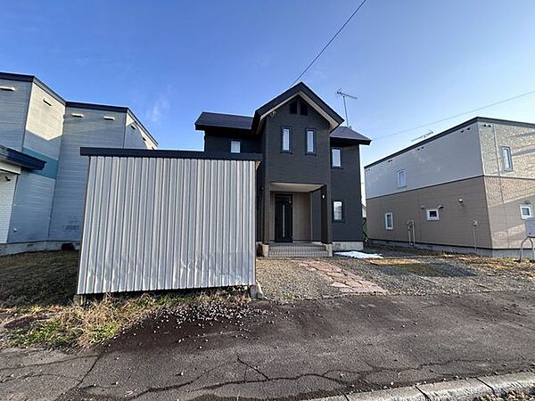 【リフォーム完成済】別アングルからの外観写真です。住宅左手には大型の物置があります。