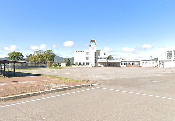 【周辺環境】鷹栖町立鷹栖中学校まで 1700m（徒歩22分） 400m