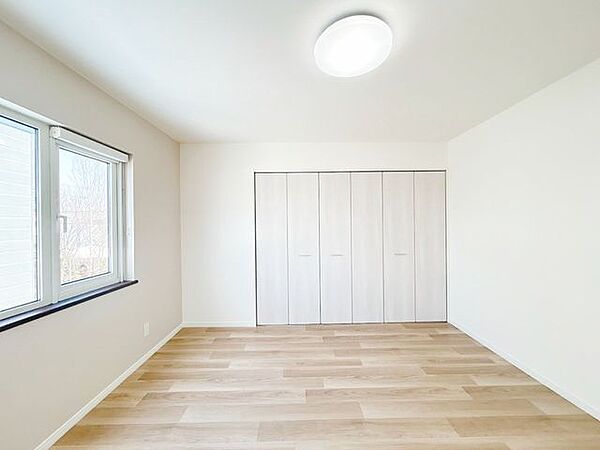 【リフォーム完成済】二階北東側洋室の写真です。こちらのお部屋にはクローゼットタイプの収納があります。