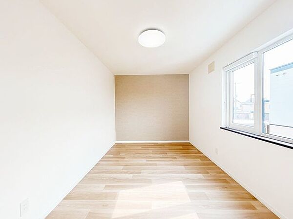 【リフォーム完成済】二階西側洋室の写真です。二面採光の明るい空間です。クロスの張替、床のクッションフロア重ね張りを行いました。