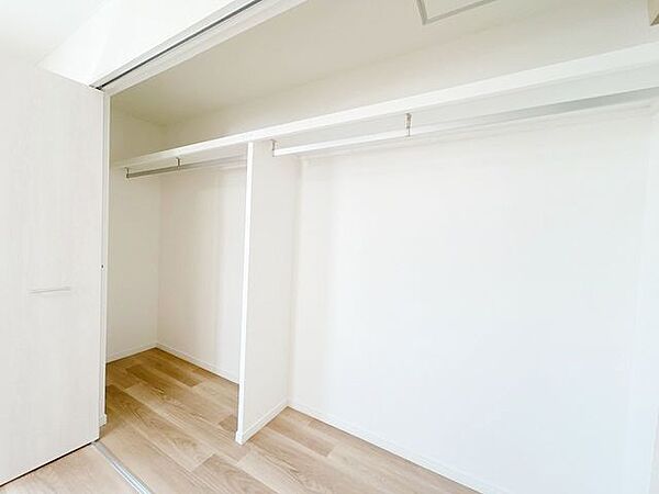 【リフォーム完成済】二階北東側洋室のクローゼット内部の写真です。お洋服がかけて収納できるように枕棚を設置しました。