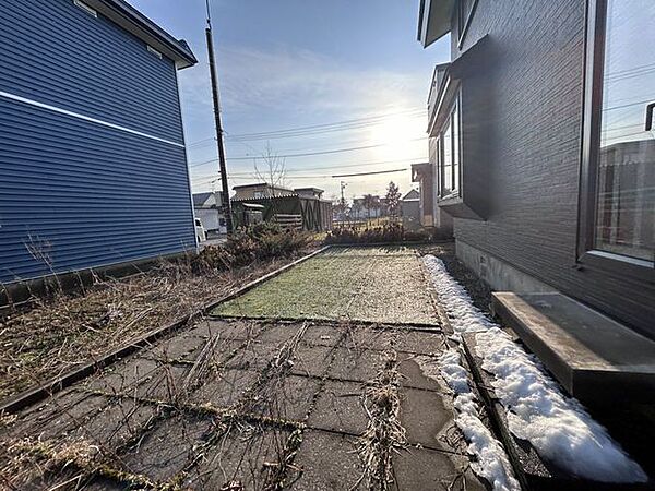 【リフォーム完成済】住宅裏側のお庭の写真です。冬は雪捨て場としても活用できます。