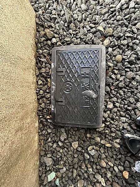 【リフォーム完成済】住宅玄関横には散水栓があります。自宅でも洗車などができて便利ですね。