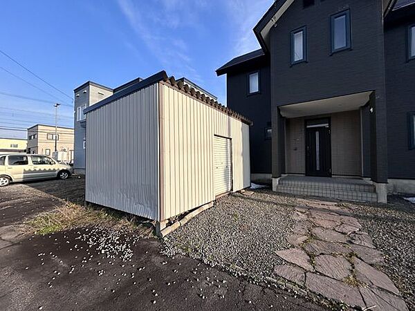 【リフォーム完成済】物置の写真です。シーズンオフのタイヤやスキー用品を収納するのに便利ですね。