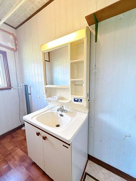 【現況写真】洗面化粧台の写真です。トイレと別空間のため、来客時にも使いやすい間取りです。