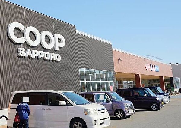 コープさっぽろ　ふかがわ店様まで400ｍ（徒歩5分）。徒歩圏内に大型ショッピングセンターがあると日用品や食材の買い出しに便利で嬉しいですね。