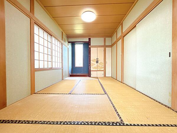 【現況写真】リビングの横にある7.5畳の和室の別アングルの写真です。リビングと隣接しているので、ふすまを開ければ親戚やお客様がたくさん来たときにも便利なお部屋です。