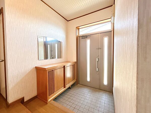 【現況写真】玄関ホールの写真です。ゆとりがあり、出入りがしやすいです。