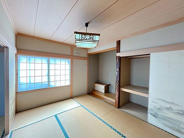 【現況写真】2階南側にある6畳の和室です。大きな押し入れがあるので、来客用の布団までしっかり収納できてとても便利です。